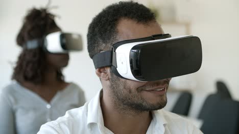 Nahaufnahme-Eines-Lächelnden-Afroamerikanischen-Mannes-Mit-VR-Headset